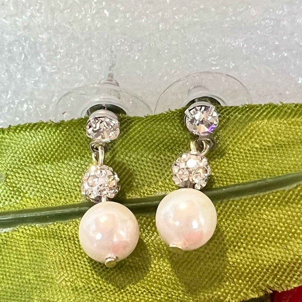 Beautiful cultured Freshwater pearls hypoallergenic stainless steel posts